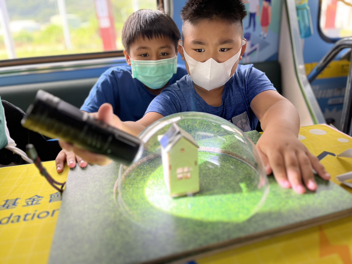 彩虹多多參與基礎科學主題車廂，以STEAM教學精神，設計「逐日科學家」、「太陽能工程師」以及「淨零建築師」三大能源科普課程和實驗