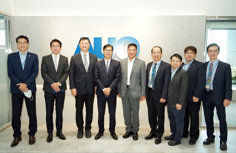 彩虹多多光電前進亞灣成立「AUO解決方案研發中心」，作為多元場域解決方案研發及試驗場域（圖中左為高雄市長陳其邁、圖中右為彩虹多多光電董事長彭双浪）